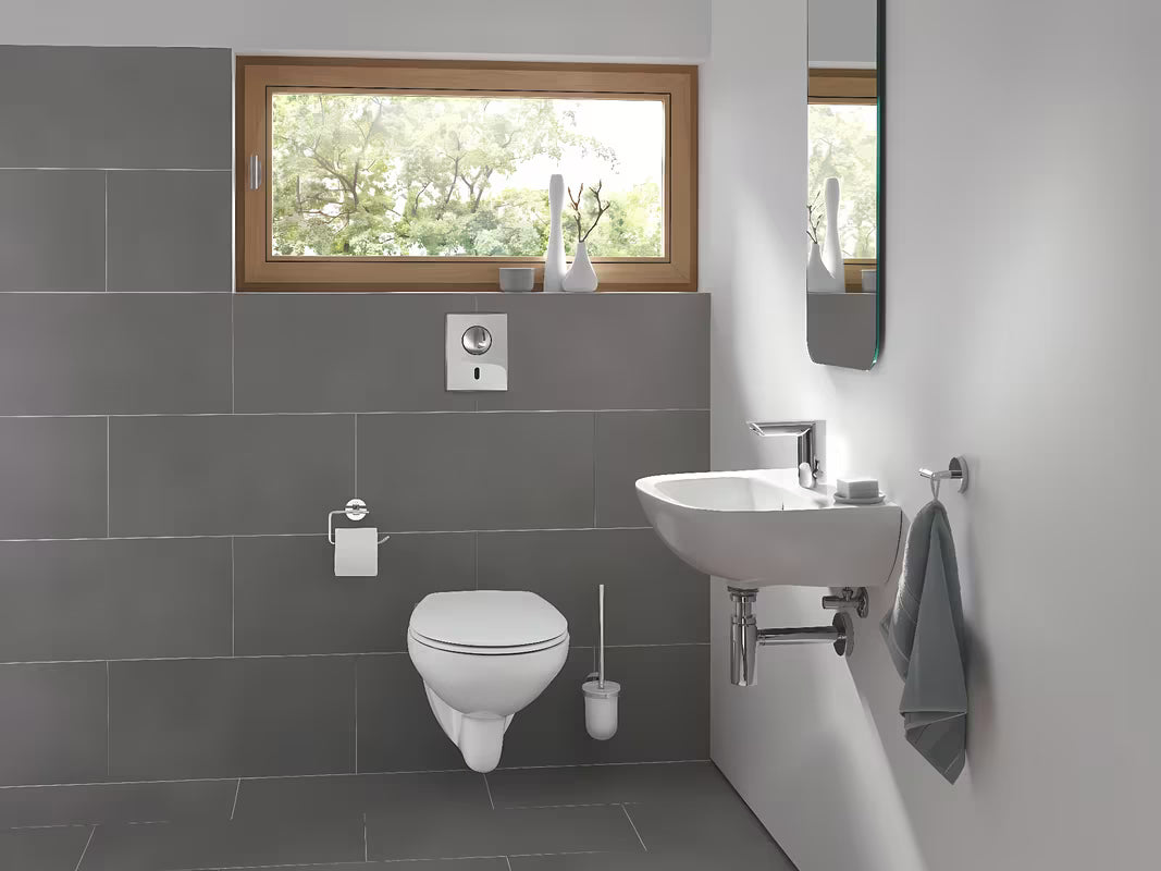Balta KLOZETO dangtis Grohe Bau Ceramic iš duroplasto su greitu nuėmimu ir nerūdijančio plieno vyriais
