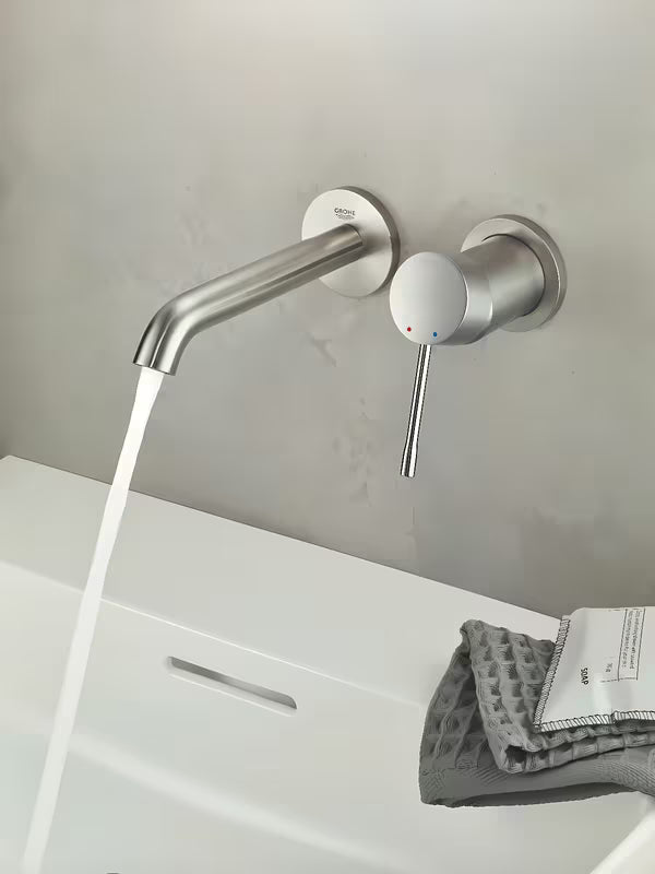 Potinkinė praustuvo maišytuvas Grohe Essence New matinės apdailos, skirtas montuoti prie sienos.