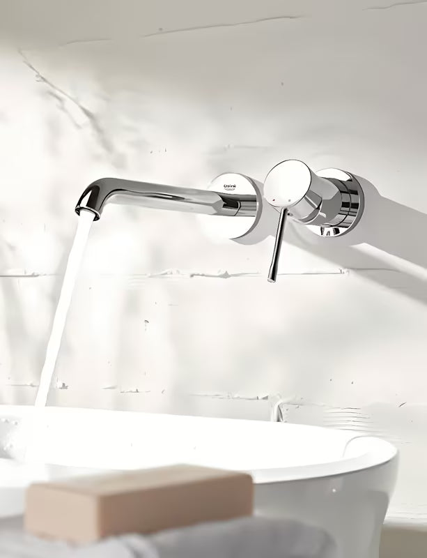Chromuota potinkinė praustuvo maišytuvas Grohe Essence New su valdymo svirtimi ir sienine rozete.