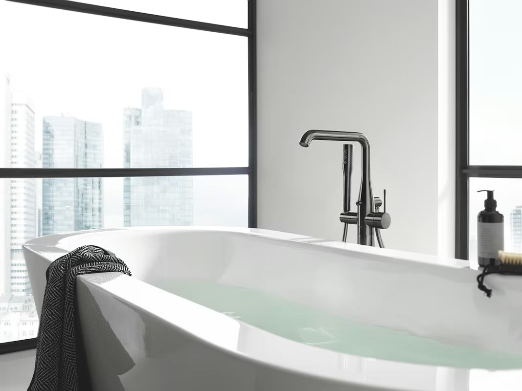 Pastatoma vonios maišytuvas Grohe Essence New su rankiniu dušeliu, brushed hard graphite apdailos.