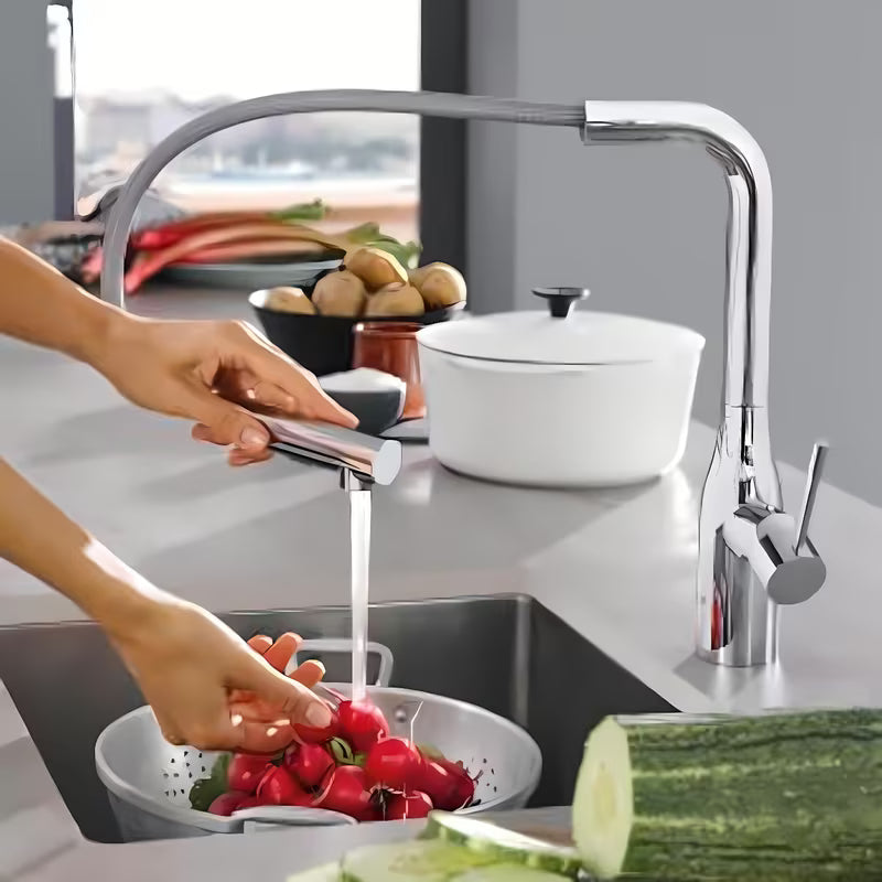 Chromo spalvos virtuvinis maišytuvas Grohe Essence New su aukštu pasukamu snapu ir ištraukiama galvute