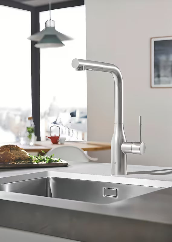 Grohe Essence New virtuvinis maišytuvas su aukštu pasukamu snapu ir ištraukiama dušo galvute, supersteel apdailos.
