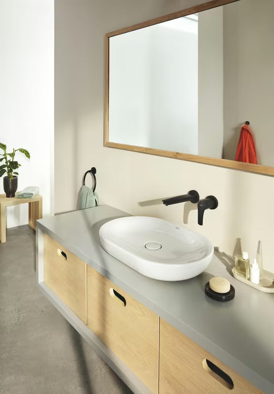 Metalinis rankšluosčio laikiklis Grohe Essentials matinės juodos spalvos, su paslėptu tvirtinimu