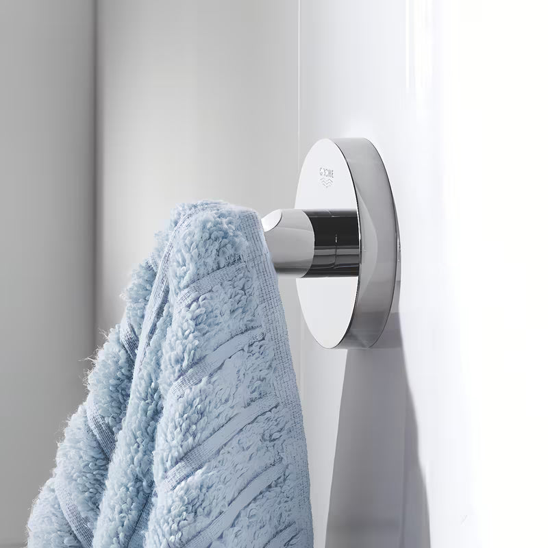 Chromuotas kabliukas chalatui Grohe Essentials su paslėptu tvirtinimu ant apvalios sieninės plokštelės.