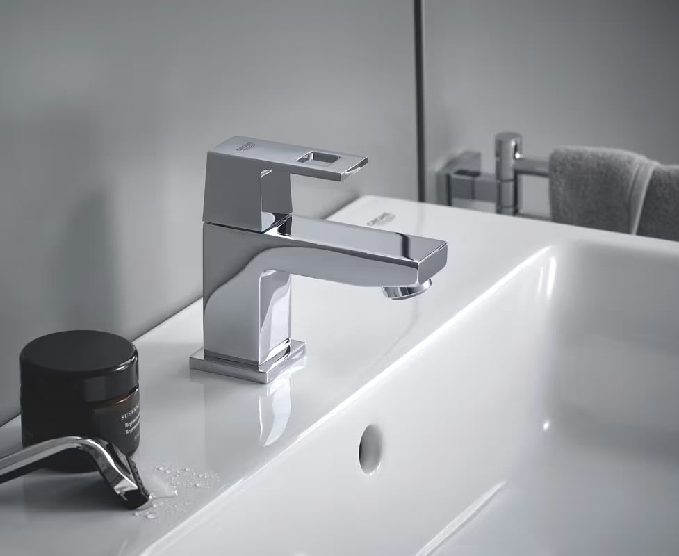 Chromuotas praustuvo maišytuvas Grohe Eurocube su taupiu Grohe EcoJoy srautu ir SpeedClean aeratoriumi.