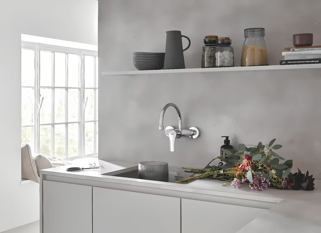 Grohe Eurosmart New svirtinis sieninė virtuvinis maišytuvas chromo spalvos su pasukamu snapu.