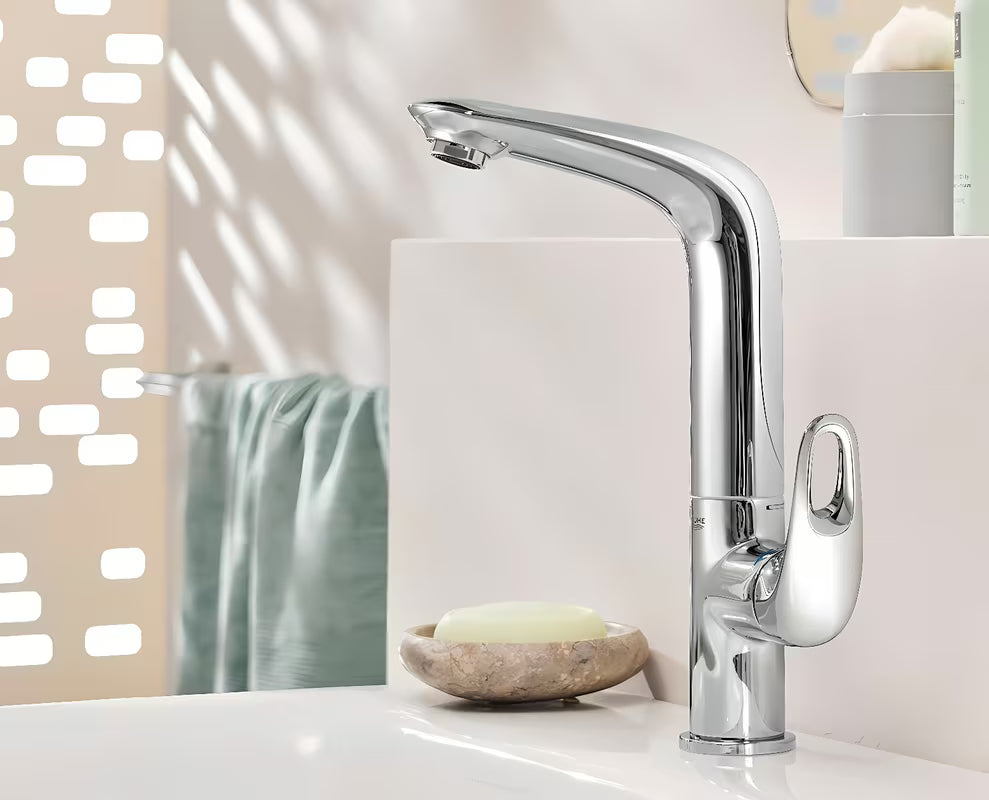 Aukšta svirtinis praustuvo maišytuvas Grohe Eurostyle New chromo spalvos, su pasukamu snapu ir nuotako komplektu.