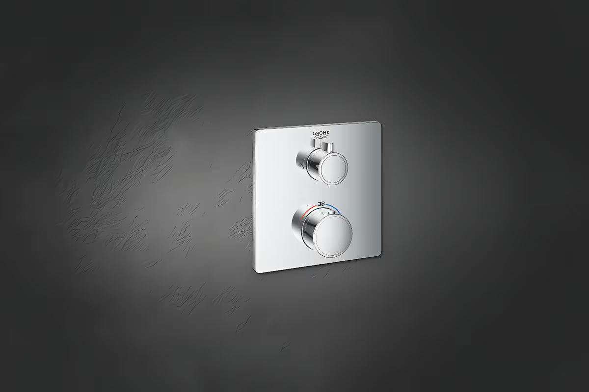 Chromo spalvos potinkinė termostatinė dušo maišytuvas Grohe Grohtherm pro viršutinio ir rankinio dušai valdymui.