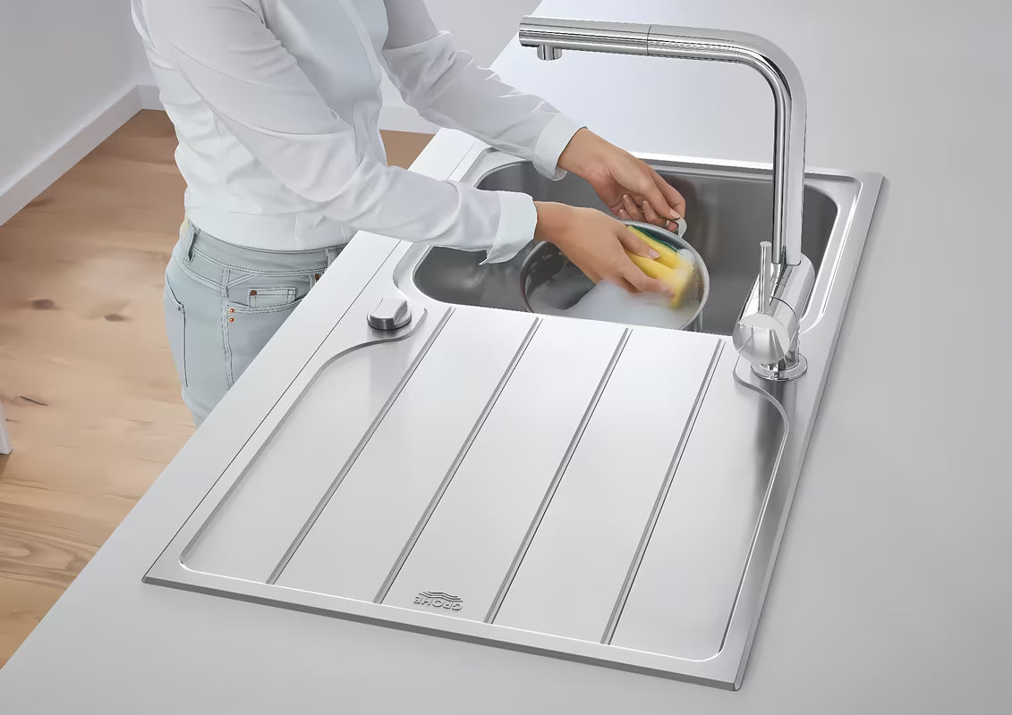 Chromo spalvos virtuvinis maišytuvas Grohe Minta su aukštu L formos snapu ir ištraukiama dušo galvute