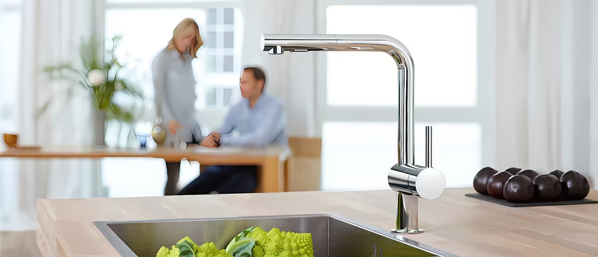 Chromo spalvos sensorinė virtuvinis maišytuvas Grohe Minta Touch su pasukamu L formos snapu ir ištraukiamu aeratoriumi