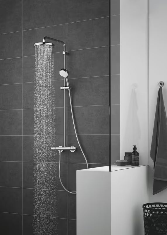 Chromo spalvos viršutinis dušas Grohe New Tempesta 210 su Rain srove ir DreamSpray bei SpeedClean technologijomis.