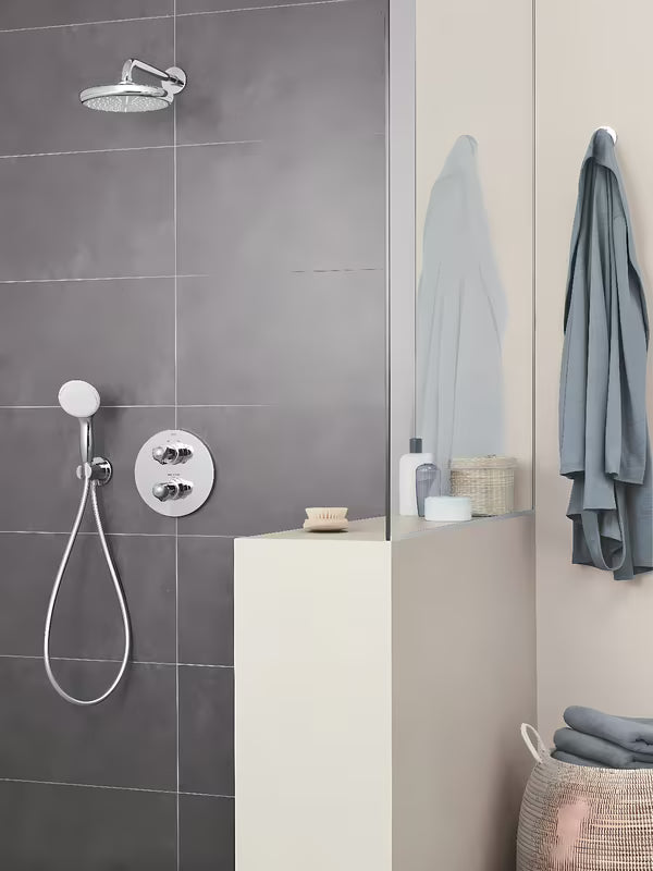 Chromo spalvos viršutinis dušas Grohe Tempesta 210 su sieniniu dušo laikikliu ir Rain srove
