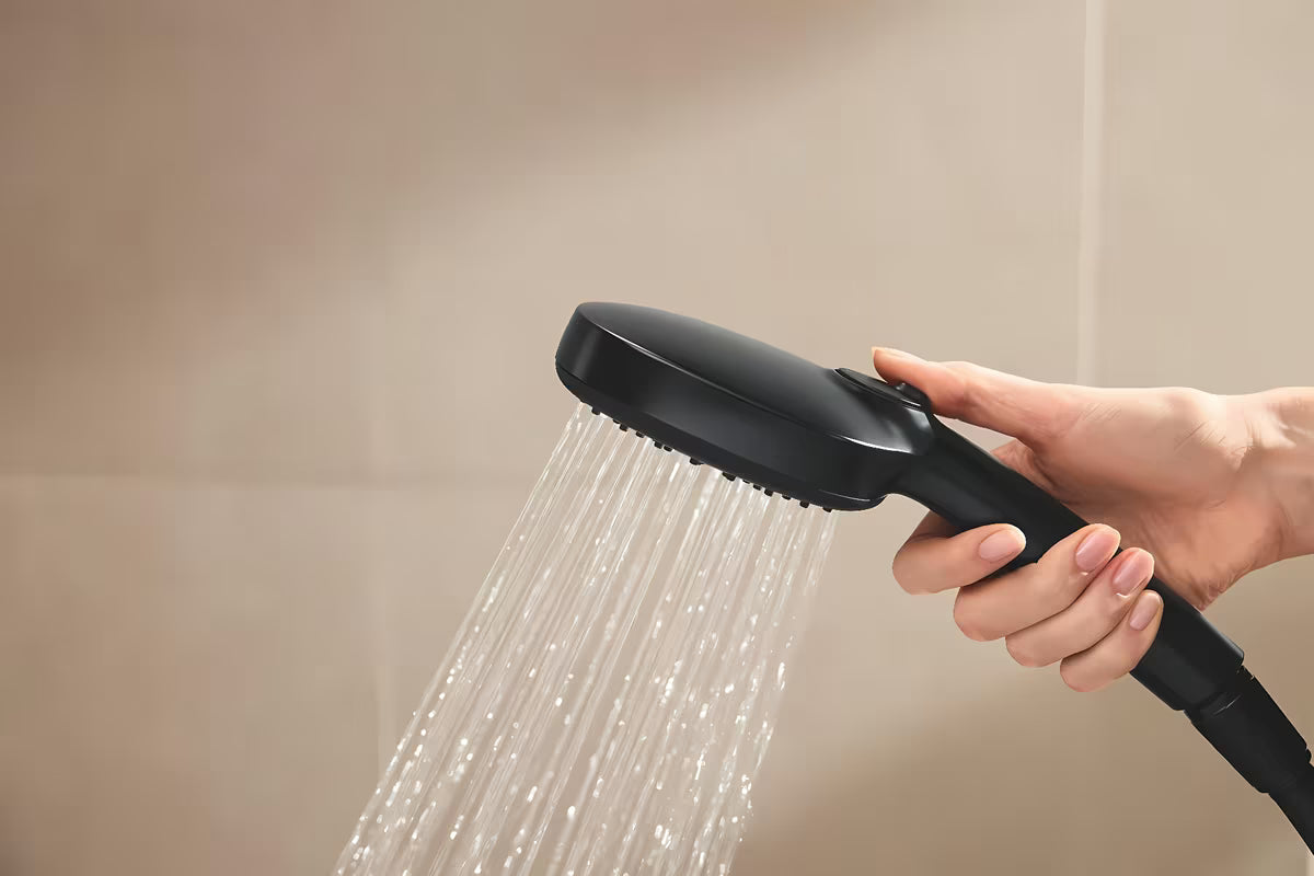 Matinės juodos spalvos dušo sistema Grohe Vitalio Comfort 250 su termostatiniu maišytuvu, su viršutiniu ir rankiniu dušu