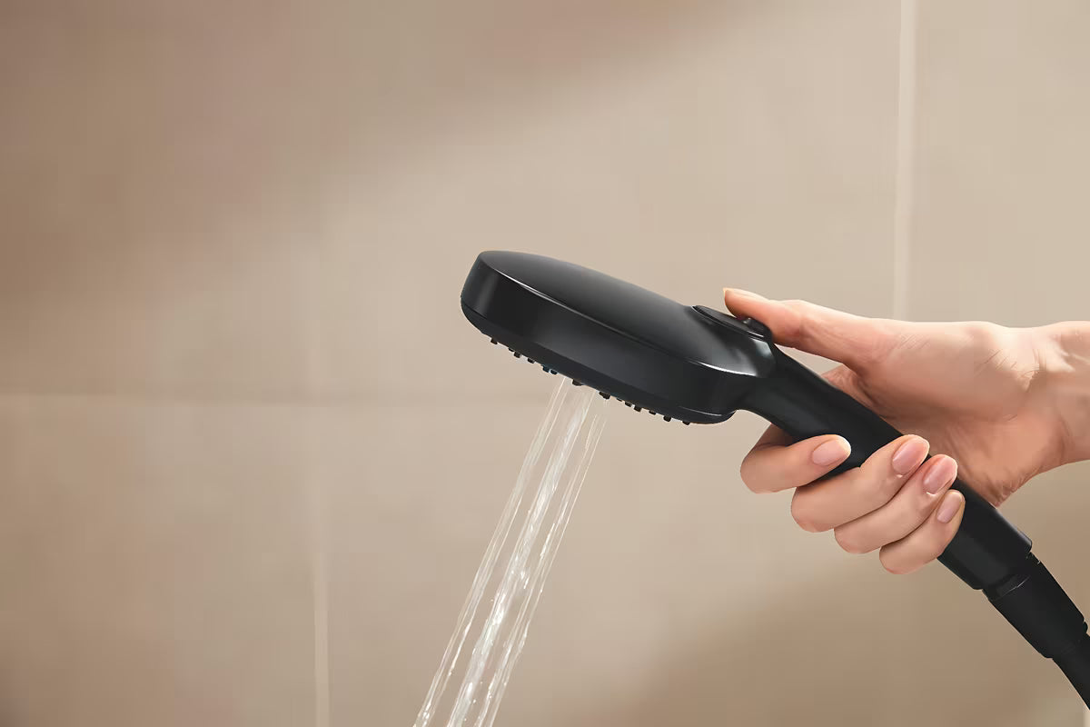 Matinės juodos spalvos dušo sistema Grohe Vitalio Comfort 250 su termostatiniu maišytuvu, su viršutiniu ir rankiniu dušu