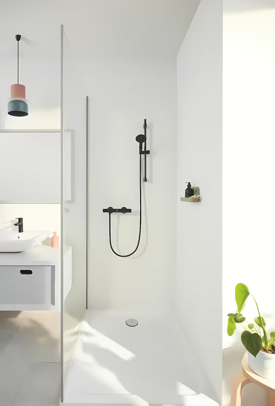 Dušo stovas Grohe Vitalio Universal matinės juodos spalvos su slankiojančiu ir pasukamu rankinio dušai laikikliu.