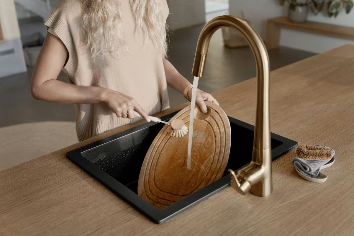 Virtuvinis maišytuvas Hansa Designo su ištraukiamu dušeliu šlifuotos bronzos apdailos