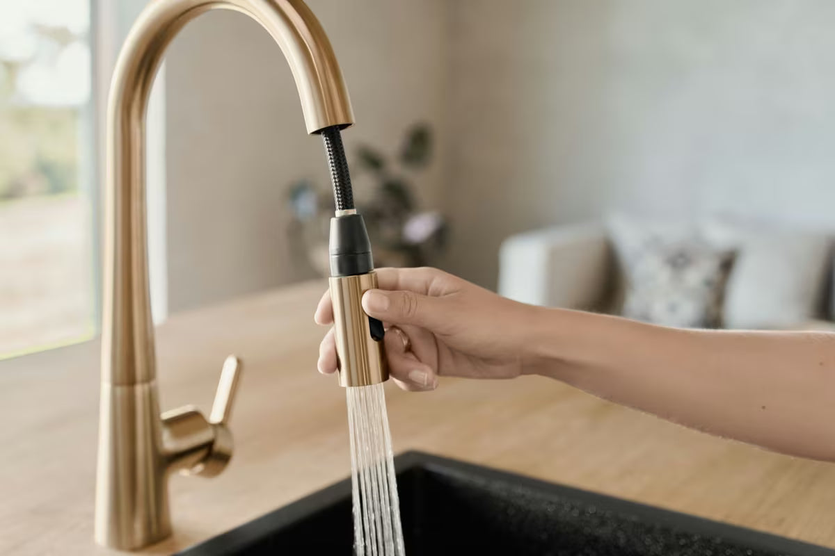 Virtuvinis maišytuvas Hansa Designo su ištraukiamu dušeliu šlifuotos bronzos spalvos
