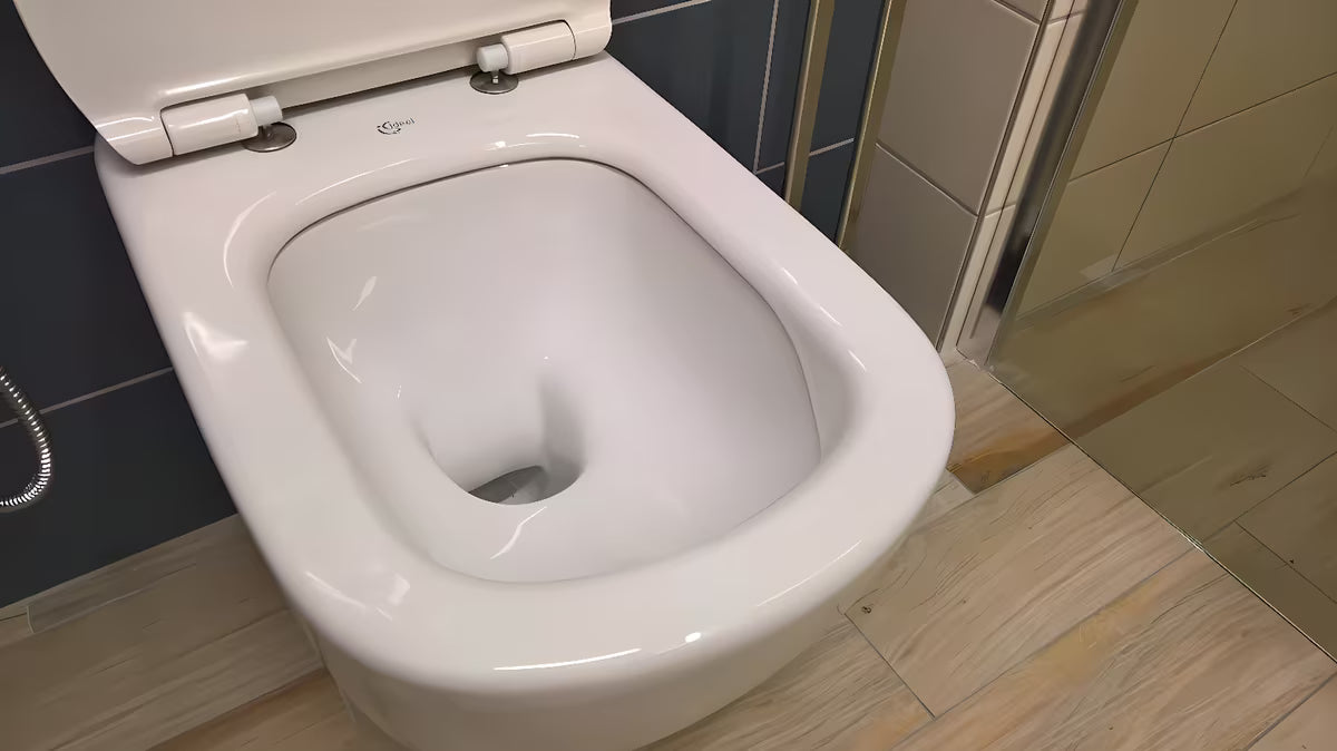 Baltas pakabinamas KLOZETAS Ideal Standard Tesi su AquaBlade technologija ir sėdyne su softclose