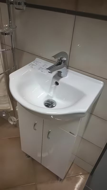 Balta spintelė su praustuvu Keramia Pro, 43 cm pločio, tinkama mažesniam vonios kambariui.