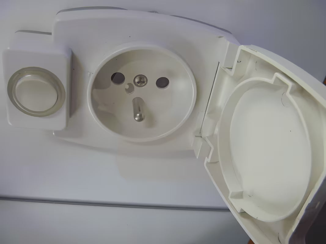 Stačiakampis LED veidrodis Keramia Pro 60x80 cm su baltu rėmu, vertikalus.