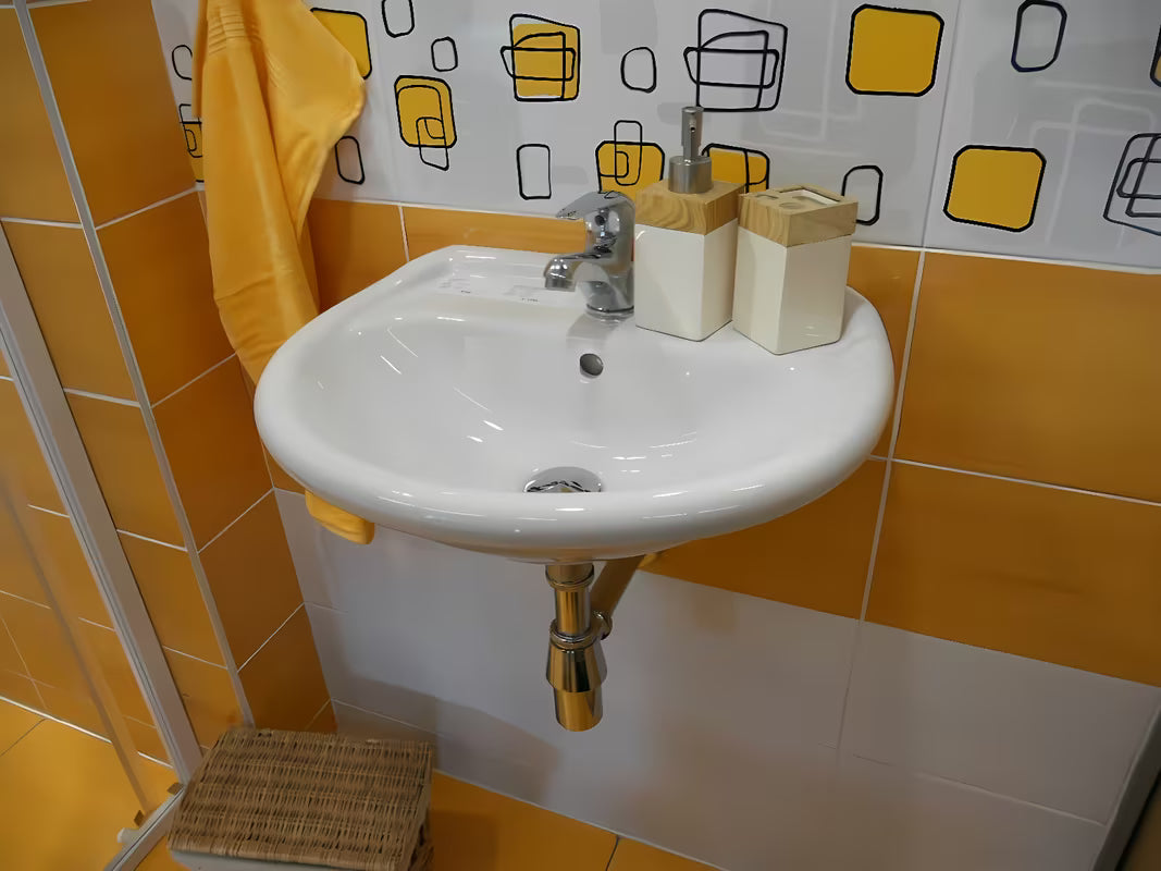 Baltas pakabinami keraminis praustuvas Multi 50 x 39,5 cm su anga pro maišytuvui centre