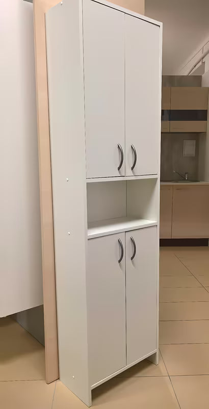 Aukšta vonios spintelė Multi Praxis iš balto laminato, su dviem lentynėlėmis.