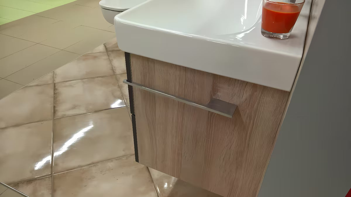 Universalūs rankšluosčio laikiklis Naturel Chrome pro tvirtinimo varžtai šoniniam vonios spintelės montavimui.