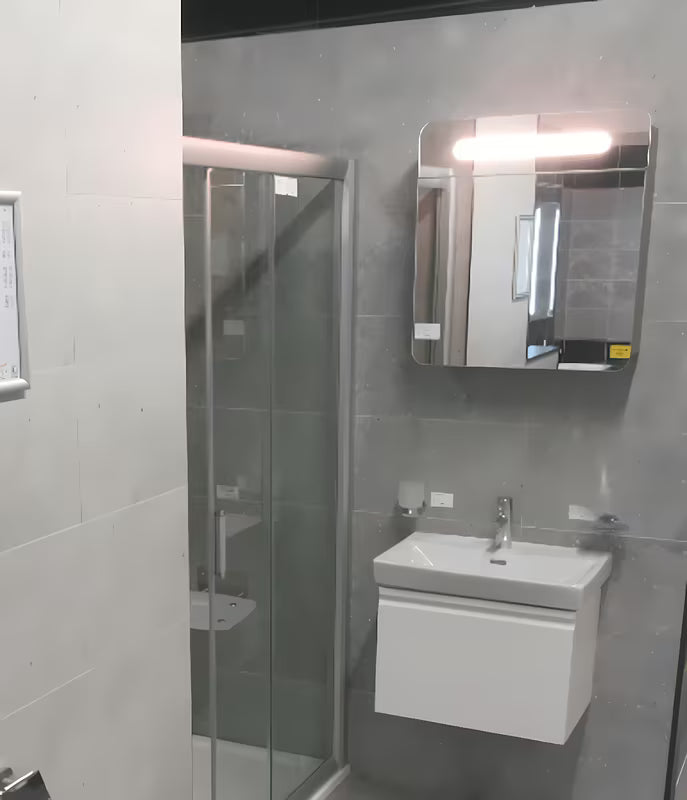 Pilkai sidabrinės spalvos veidrodinė spintelė Naturel 60x65 cm su LED apšvietimu ir su vienomis durelėmis kairėje.