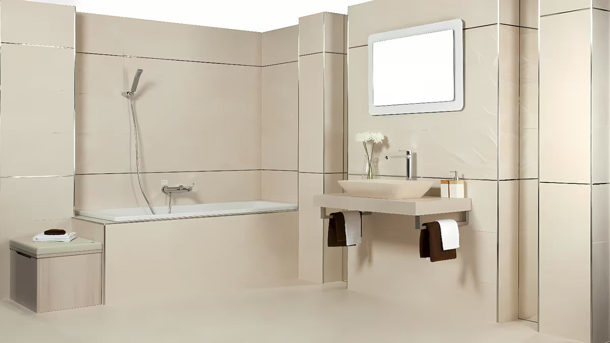 Pakabinamas veidrodis Naturel Pavia 100x75 cm su baltu rėmu, tinkamas kabinti vertikaliai ir horizontaliai.