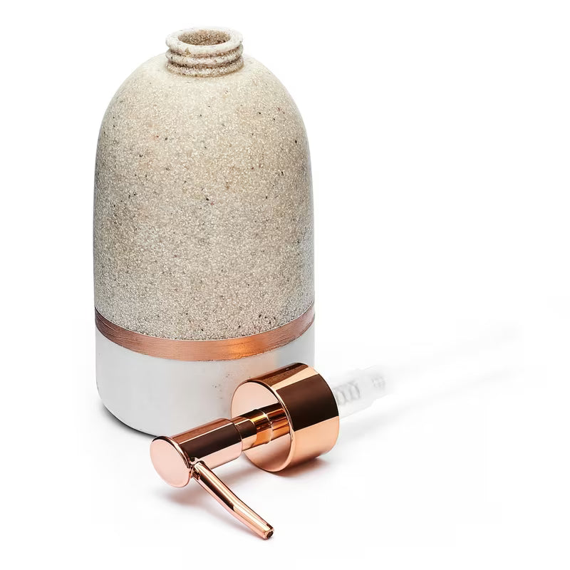 Laisvai pastatomas skysto muilo dozatorius Optima Tera light-limestone dekoro su pompele rose gold.