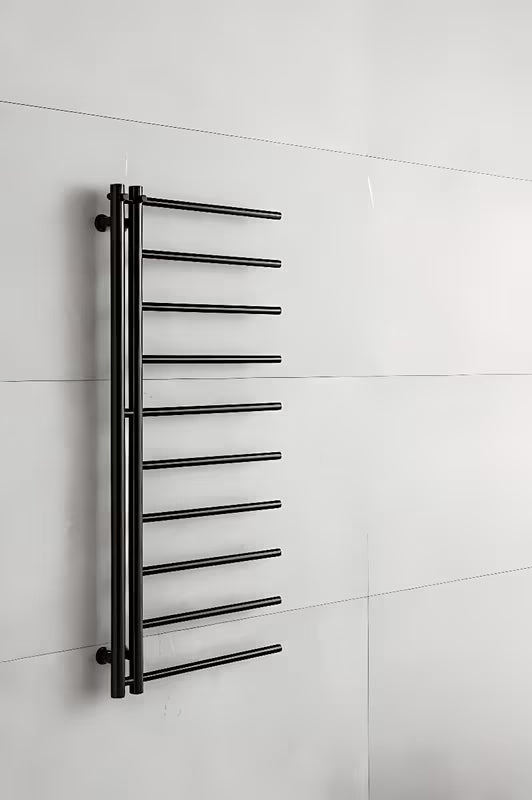 Juodas kombinuotas rankšluosčių džiovintuvas P.M.H. Apollo 500x1140 mm, su centriniu 50 mm prijungimu