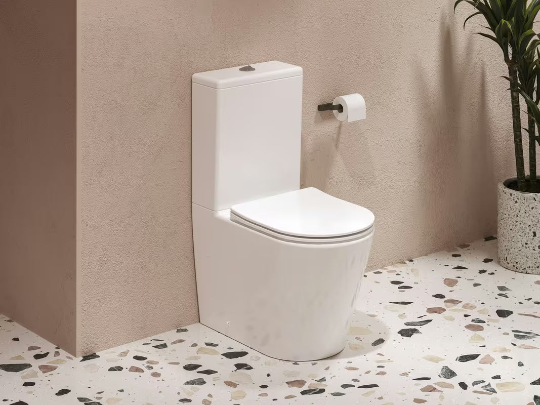 Baltas laisvai pastatomas klozetas Ravak Elegant RimOff su sėdyne softclose ir dvigubu nuleidimu 3/6 l.