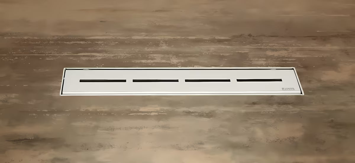 Nerūdijančio plieno dušo latakas Ravak Runway 105 cm, blizgaus paviršiaus, pro montuoti erdvėje.