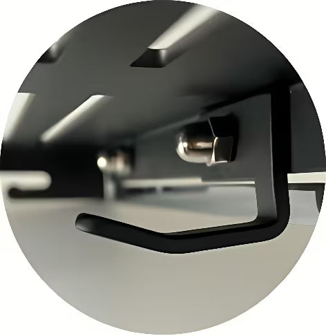 Kampinė lentyna Ravak Slim C satin/chromo apdailos su perforuotu paviršiumi ir apatiniais kabliukais