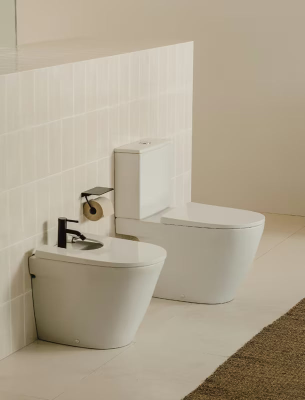 Baltas pastatomas WC pastatomas Roca Ona rimless su vario nuotekų išvadu ir Roca Rimless® technologija.