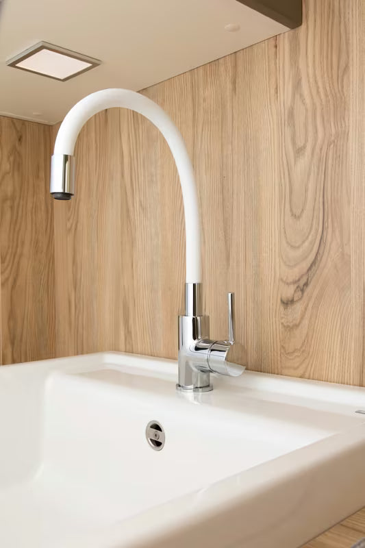 S-Line svirtinis virtuvinis maišytuvas balta/chrom su silikoniniu lanksčiu laikikliu