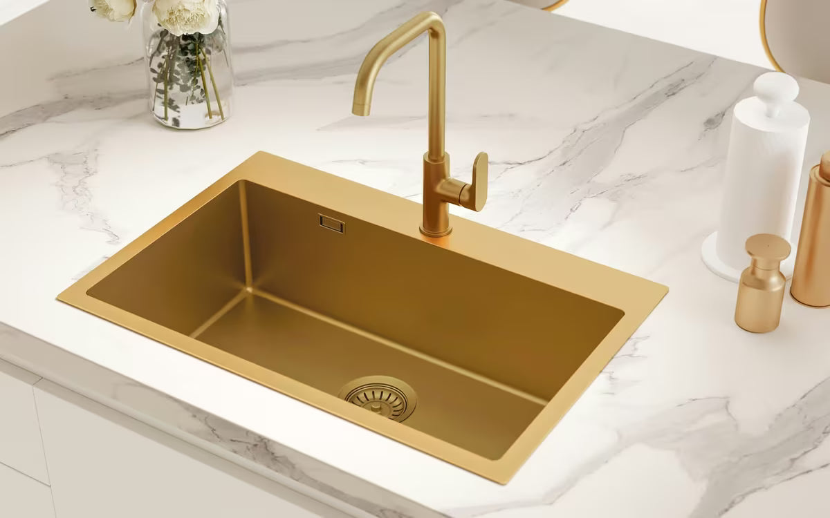 Virtuvinė vieno dubens plautuvė SAT Aurum, gold apdaila, iš šlifuoto nerūdijančio plieno, pro montavimas ant stalviršio .