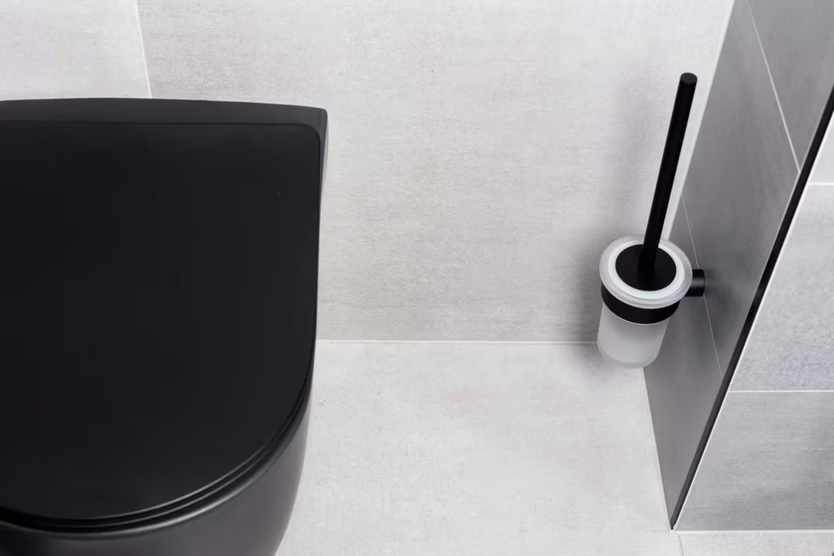 Sieninė WC šepetys SAT B-Way R matinės juodos spalvos, apvalaus minimalistinio dizaino.