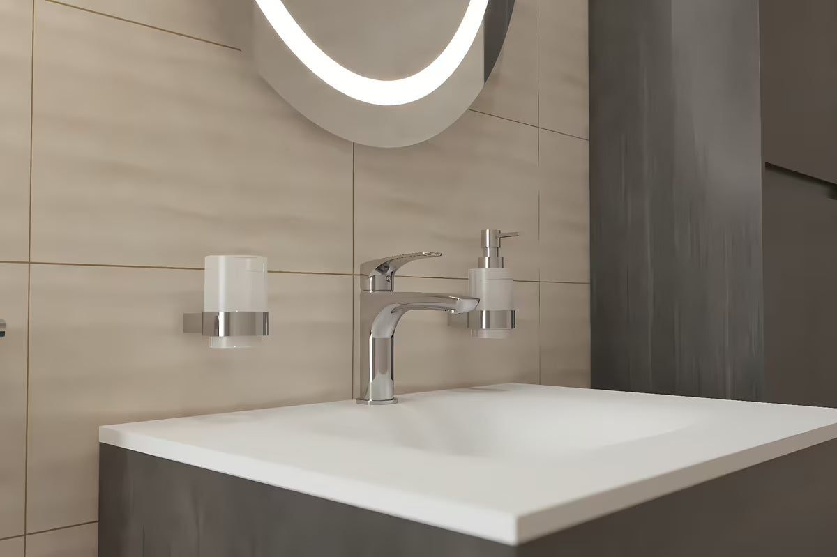 Laisvai pastatomas stiklinės laikiklis SAT Project chromo spalvos su matinio stiklo stikline.