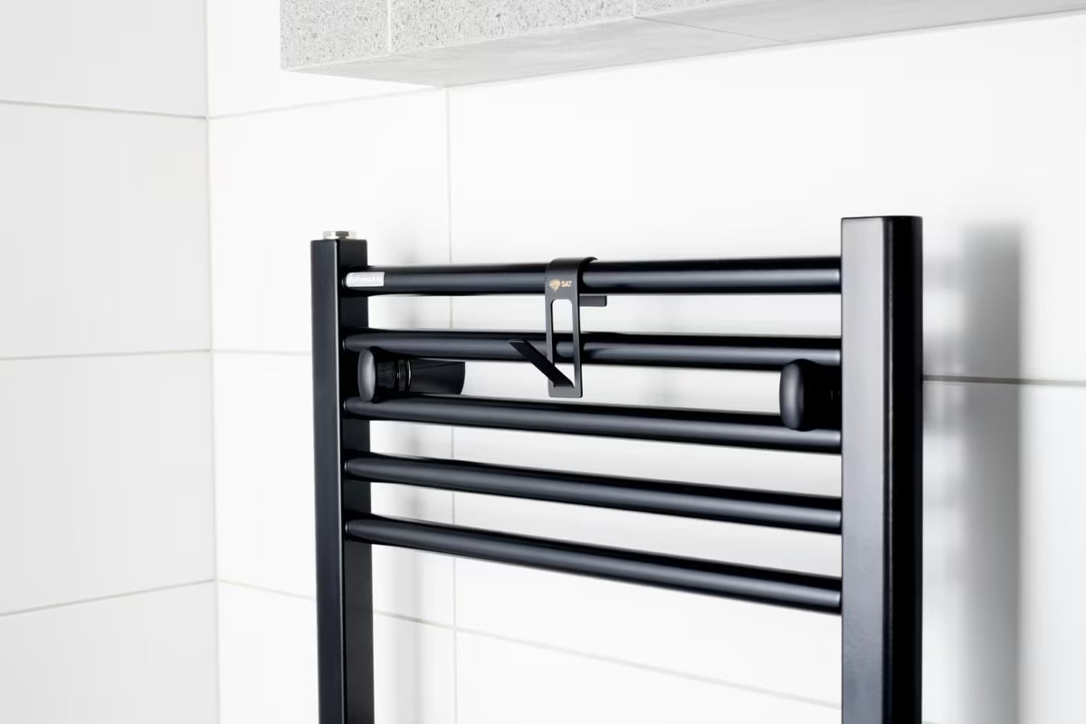 Juodas metalinis kabliukas SAT, skirtas rankšluosčių džiovintuvas, su pakabinimu ir apsaugine 3M juosta