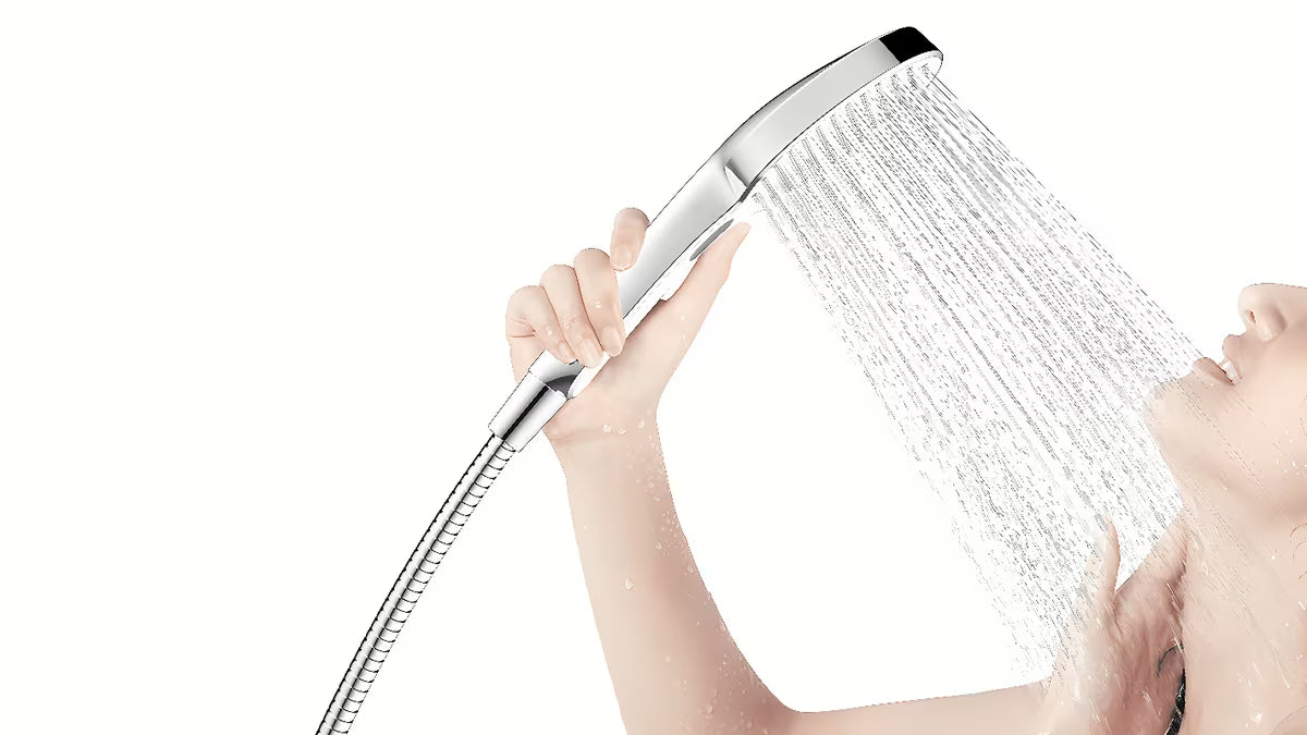 Dušo komplektas SAT Chrome su 3 srovių rankiniu dušu, dušo stovu ir balta stikline lentynėle