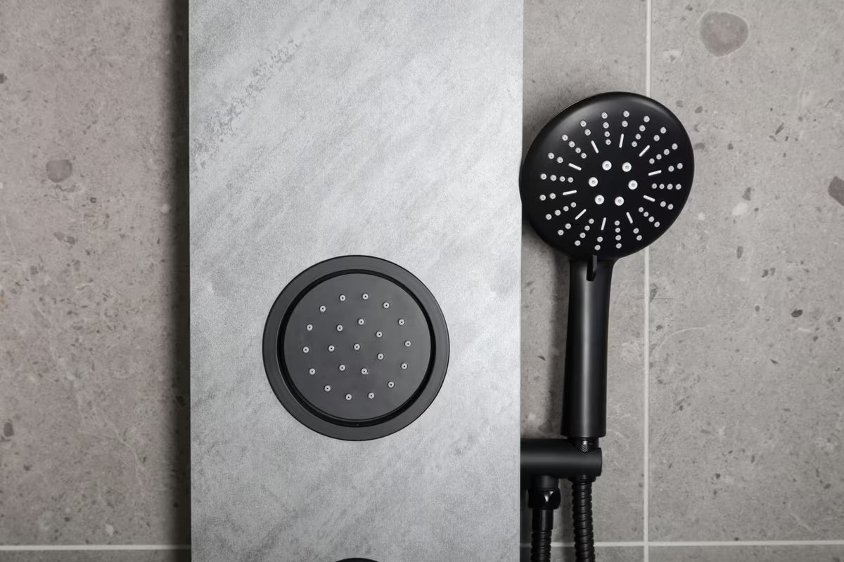 Hidromasažinė dušo panelis SAT Stoneshower juodos spalvos, su akmens dekoru, viršutiniu ir rankiniu dušu.