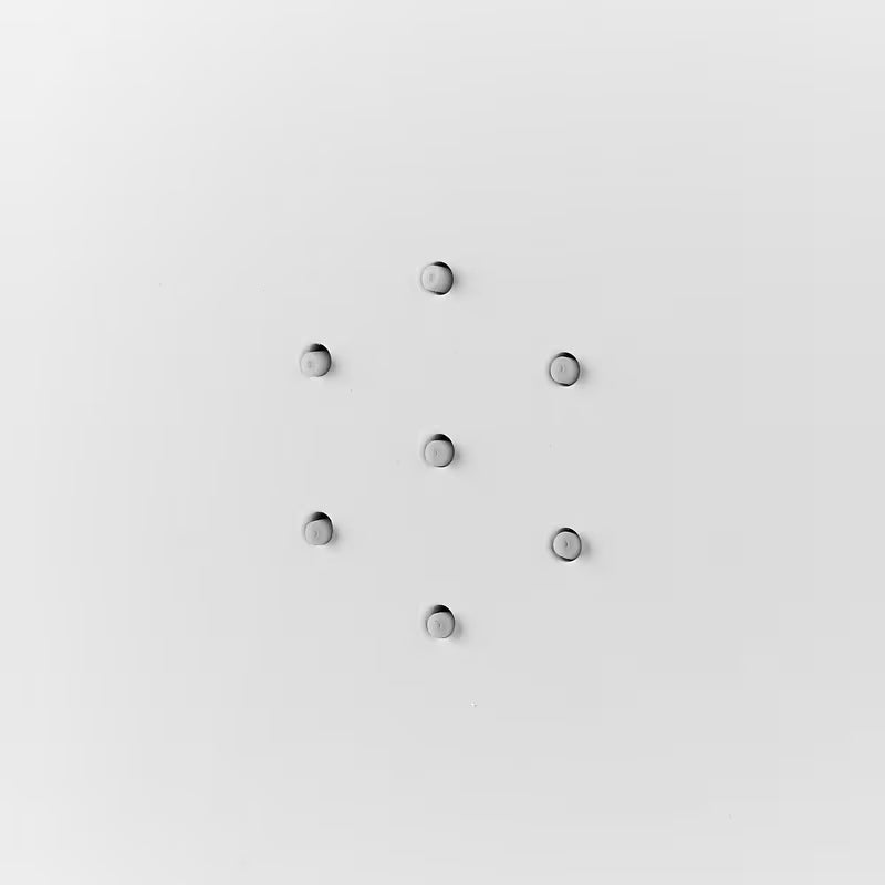 Baltas dušo panelis SIKO Alushower su 4 funkcijomis, įskaitant viršutinį ir rankinį dušai, krioklio srovę ir masažinius purkštukus.