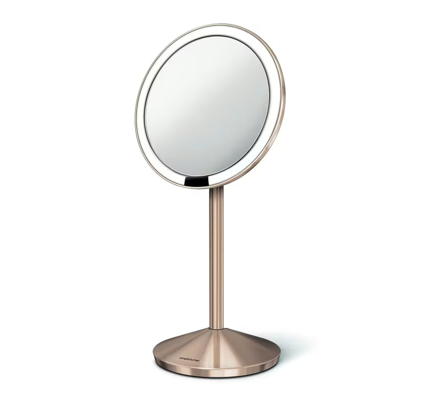 Kelioninis kosmetinis veidrodėlis Simplehuman Mini, spalva – rose gold, su Tru-lux LED apšvietimu ir 10x didinimu.
