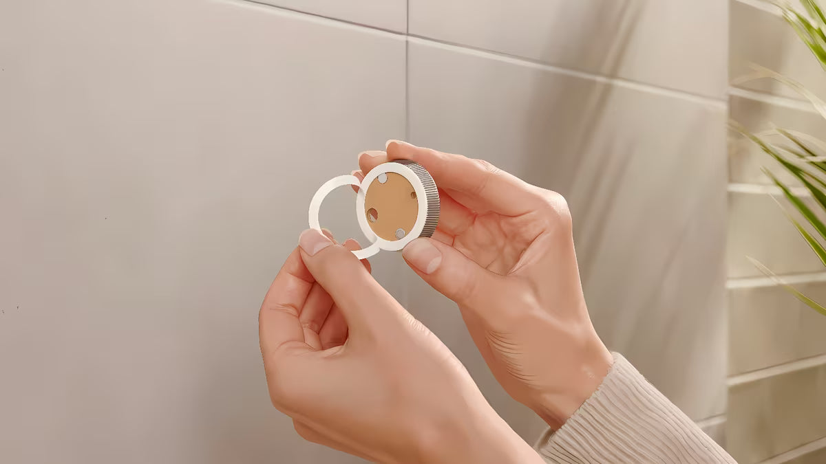 Matinės baltos spalvos vonios kabliukas Tesa Moon Black pro chalatui kabinti, montuojamas be gręžimo