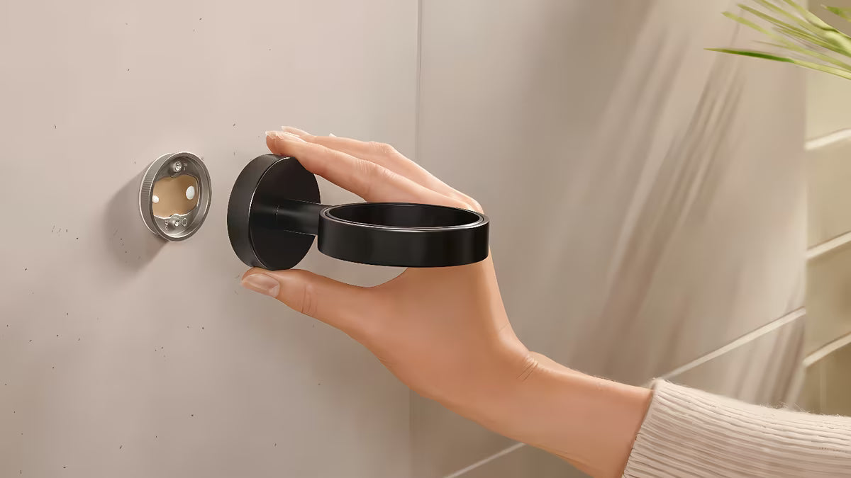 Tesa Moon Black laikiklis dantų šepetėlių stiklinei matinės baltos spalvos su satinuotu stiklu