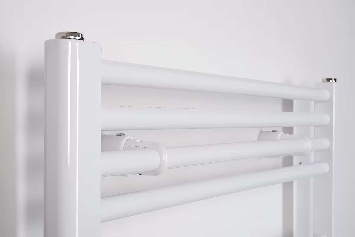 Baltas kombinuotas vamzdinis rankšluosčių džiovintuvas Thermal Trend KD 168x45 cm, tinkamas vonios kambariui ir prieškambariui.