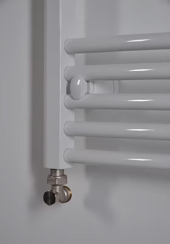Baltas kombinuotas vamzdinis rankšluosčių džiovintuvas Thermal Trend KDO 45x185 cm vonios kambariui.