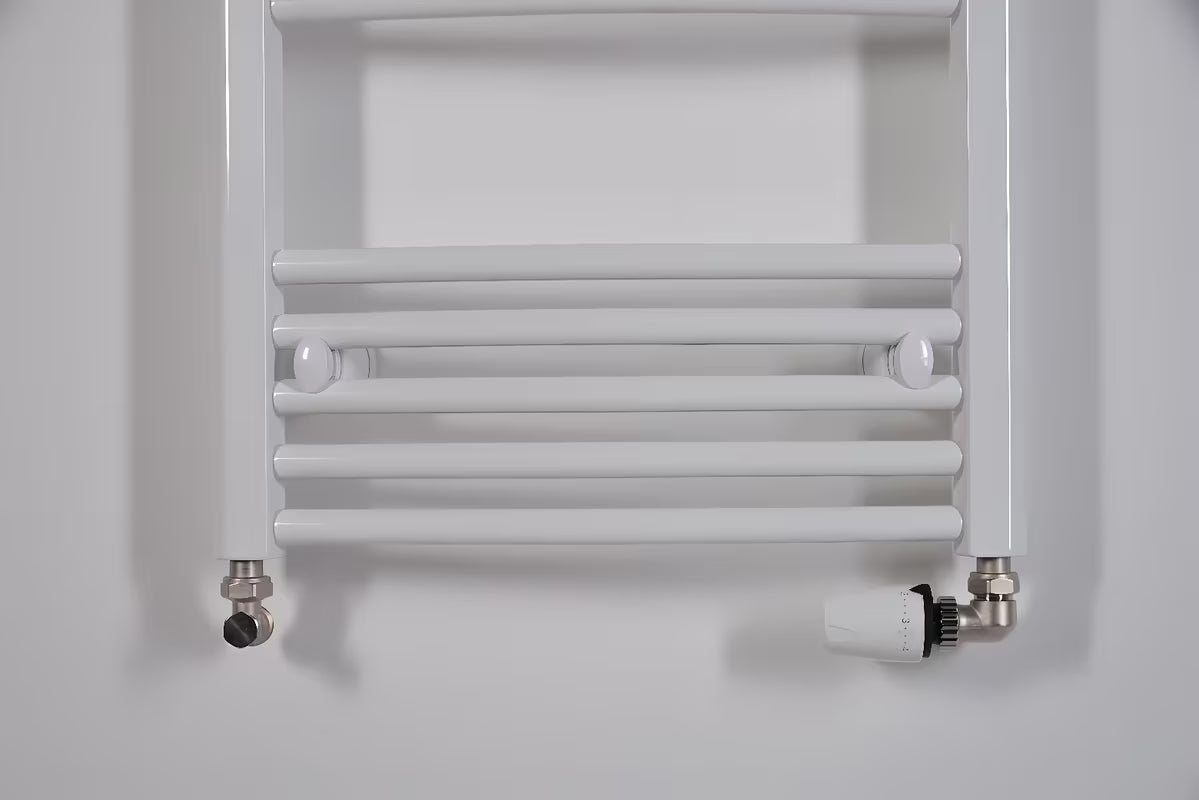 Baltas kombinuotas vamzdinis rankšluosčių džiovintuvas Thermal Trend KDO 132x75 cm pro vonios kambariui arba prieškambariui.