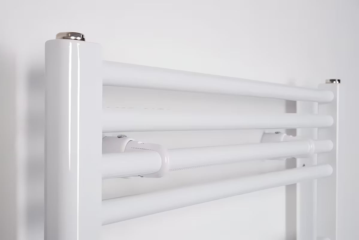 Baltas elektrinis vamzdinis rankšluosčių džiovintuvas Thermal Trend KE 600x1320 mm su tiesiais horizontaliais vamzdeliais.